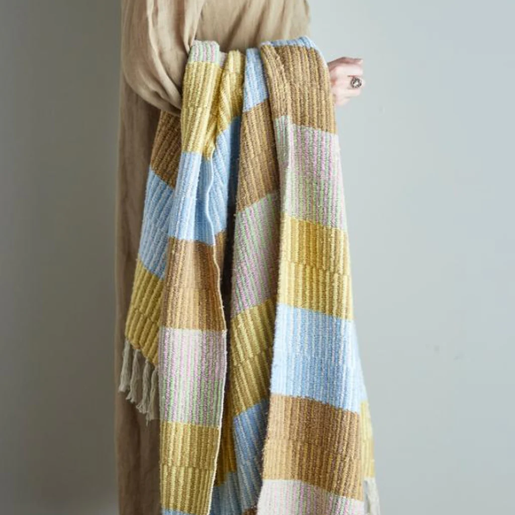 Isnel Throw - Pastel